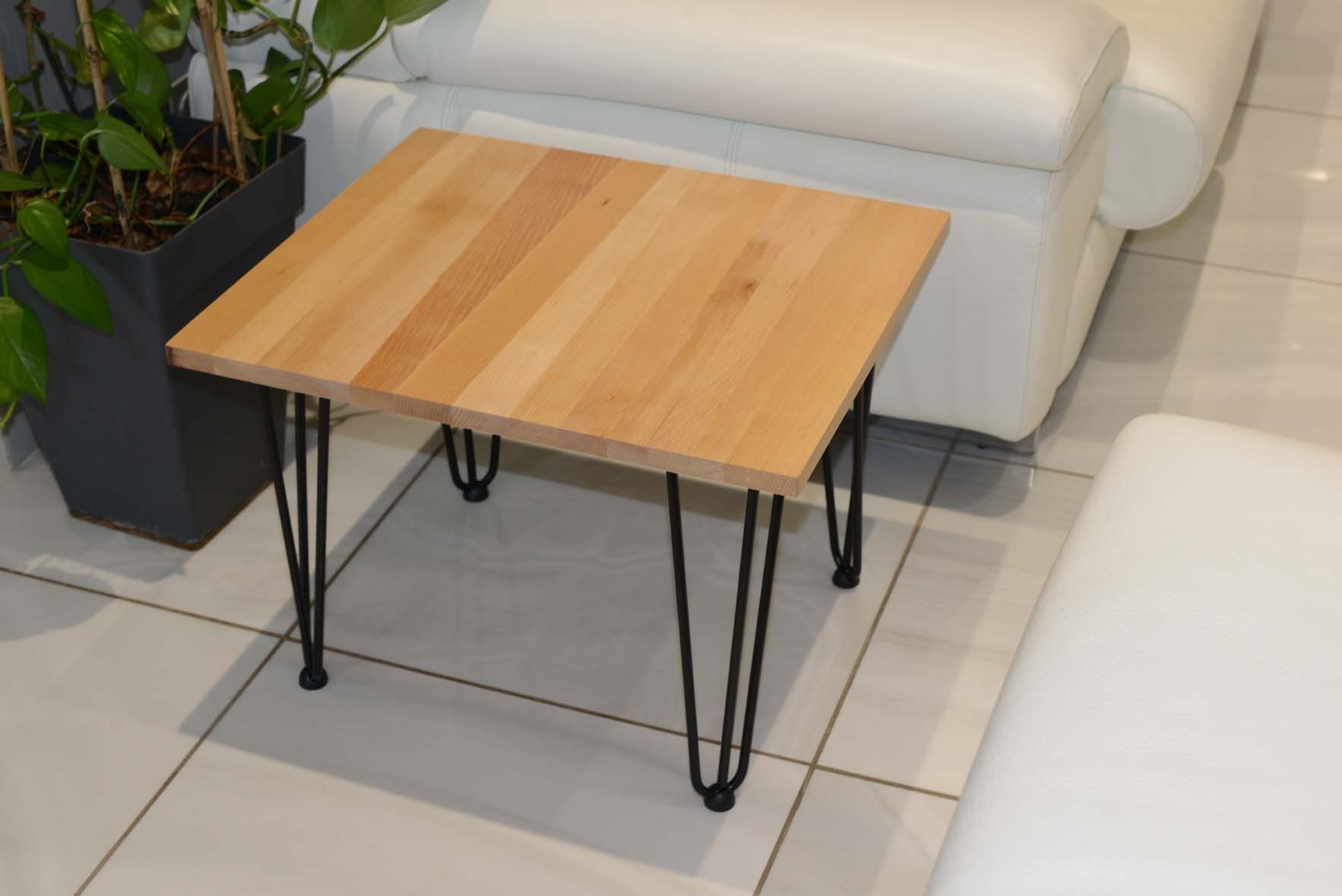 Petite table basse pieds en épingle et bois massif pour salon